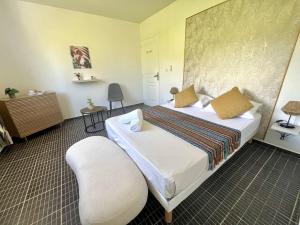 Saint-PierreMira's Hacienda的配有一张床和一把椅子的酒店客房