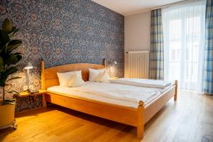 穆尔海姆Biohotel Alte Post的一间卧室配有一张带木制床头板的床