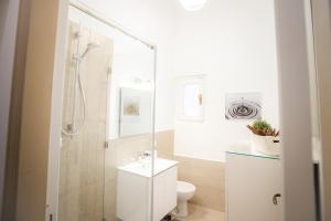 那不勒斯Casa Matys的一间带卫生间和玻璃淋浴间的浴室