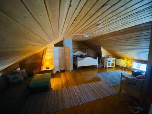 罗瓦涅米Lakeside Log Villa Edith的享有高空景致的客房,设有大型木制天花板
