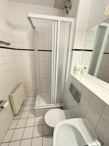 罗斯托克Appartement-Hotel Rostock的浴室配有卫生间、淋浴和盥洗盆。