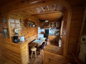 什切尔克Oaza spokoju - Szczyrk - Spacerowa 32的小木屋内的厨房和用餐室