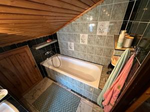 什切尔克Oaza spokoju - Szczyrk - Spacerowa 32的带浴缸和盥洗盆的小浴室