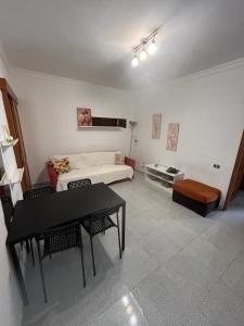 大加那利岛拉斯帕尔马斯Apartamento céntrico y luminoso ALCARAVANERAS的客厅配有沙发和桌子