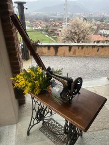 德罗内罗Tenuta Rella的桌子上的大炮,上面有鲜花