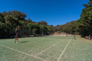 卡斯蒂里昂纳·德拉佩Stella del Mare Family Camping Village的两人在网球场打网球