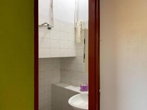 戈多伊克鲁斯Departamento Privado para dos personas en Mendoza的一间带水槽和卫生间的小浴室