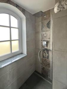 厄赫宁根Türmle的带淋浴的浴室和窗户