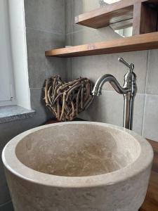 厄赫宁根Türmle的浴室内带水龙头的盥洗盆