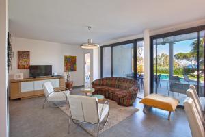 卢米奥Villa U Spanu的客厅配有沙发和椅子