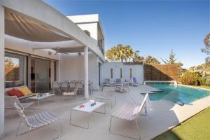 卢米奥Villa U Spanu的一个带椅子的庭院和一个游泳池