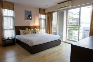 Klong ToiGO INN ThongLor的一间卧室设有一张大床和大窗户