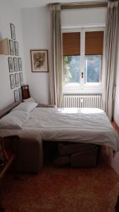 博洛尼亚Relais Lola的卧室内的一张大床,设有窗户