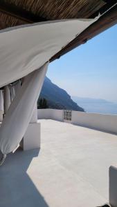 RinellaSalina Castel Vinci的享有海景的白色屋顶