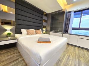 新山Loft Suite Seaview near JB CIQ 6-7Pax的卧室设有一张白色大床和一扇窗户。