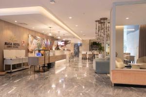 里斯本MASA Hotel & Spa Campo Grande Collection的一间设有美发沙龙的商店的大堂