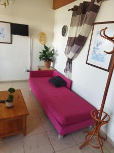 帕福斯anastasia holiday apartments的客厅配有紫色沙发和桌子