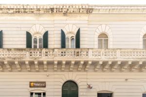 加利波利Palazzo Grassi的一座带阳台的建筑
