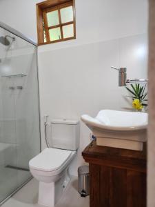 库尼亚POUSADA SERTÃO DA BOCAINA的浴室配有卫生间、盥洗盆和淋浴。