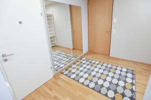 KlausFantastische Penthousewohnung mit 100 m2 klimatisiert的地板上铺着地毯的空房间