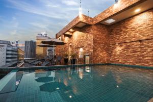吉隆坡Santa Grand Classic Kuala Lumpur, Chinatown的一座大楼顶部的游泳池