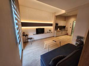 雅典Luxury Apartment Acropolis Syggrou的客厅配有沙发和桌子