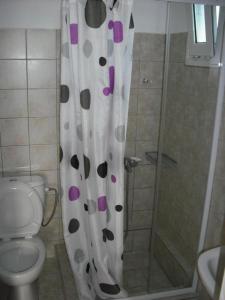 拉基索拉Kostas--Sarantis--2的浴室设有波卡圆点和浴帘