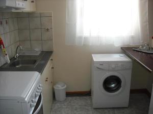 拉基索拉Kostas--Sarantis--2的小厨房配有洗衣机和水槽