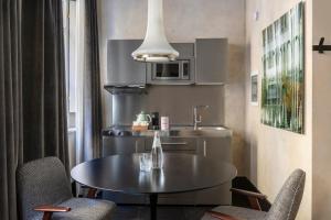 佛罗伦萨Numa Florence Goldoni的厨房配有桌椅和水槽。