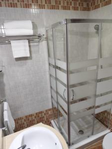 卡斯蒂列哈德拉库埃斯塔HOTEL HACIENDA SANTA BARBARA的一间带卫生间和玻璃淋浴间的浴室
