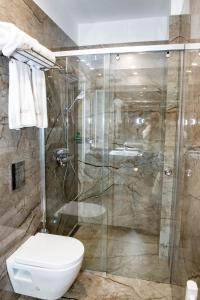 索非亚Agora' Boutique Self-Check In的带淋浴、卫生间和盥洗盆的浴室