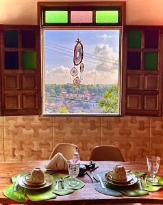 伦索伊斯Hospedaria do Tom的一张餐桌,享有窗户的景色
