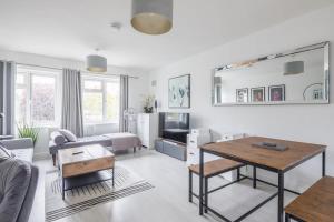 剑桥Lovely 2 bedroom apartment - ideal location的客厅配有沙发和桌子