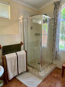 霍维克Heritage Haven的浴室里设有玻璃门淋浴