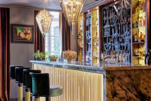 布鲁塞尔Juliana Hotel Brussels的餐厅内带黑凳的酒吧