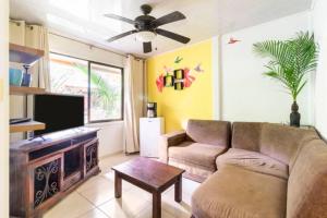 卡维塔Casa Caribbean Coconut的带沙发和平面电视的客厅