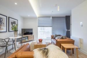 剑桥Luxury City Centre Apartment的客厅配有沙发和桌子
