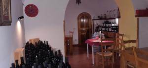 特拉蒙蒂Agriturismo Mare e Monti的一间带桌子和酒窖的用餐室