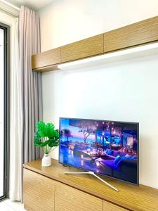 胡志明市Golden Apartment的客厅配有大屏幕平面电视