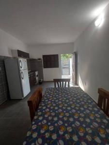San Isidrodepartamento, valle viejo, catamarca的一间带桌子的房间和一间带床的厨房
