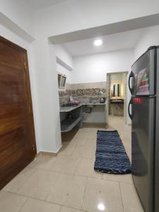 达哈布Al Deira Dahab Residence的厨房配有不锈钢冰箱和台面