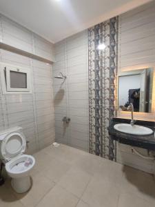 达哈布Al Deira Dahab Residence的一间带卫生间和水槽的浴室