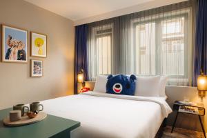 阿姆斯特丹The ED Amsterdam的卧室配有一张白色大床,上面有泰迪熊