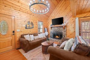 索蒂纳科奇Firefly Lodge - Cozy 4 bedroom cabin minutes to Helen的带沙发和壁炉的客厅