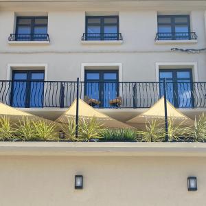 科利尤尔Les Suites de Collioure的一座带冲浪板阳台的建筑