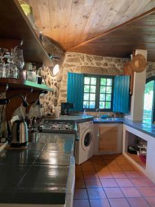 Três HorasQuinta Abelha的厨房配有炉灶和洗衣机。