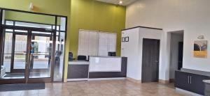 坎纳波利斯Stay Inn的办公室设有绿色的墙壁和开放式的门