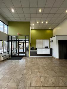 坎纳波利斯Stay Inn的一间设有绿色墙壁和瓷砖地板的大厨房
