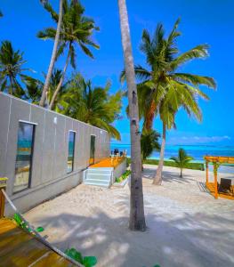 平圭The Zanzibar Beach House-North的棕榈树海滩上的房子