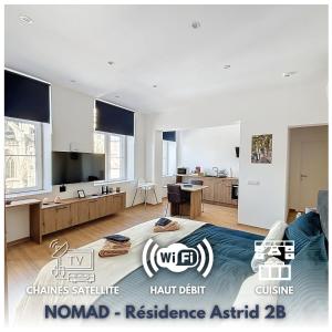 迪南NOMAD APARTMENTS - Astrid的大型客厅设有床铺和电视。